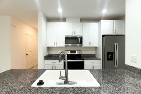 Townhouse in LANDINGS AT RIVERBEND TOWNHOMES in Sanford, Florida 3 bedrooms, 137.4 sq.m. № 2277693 - photo 7