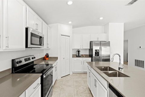 House in Haines City, Florida 4 bedrooms, 180.14 sq.m. № 1819338 - photo 3