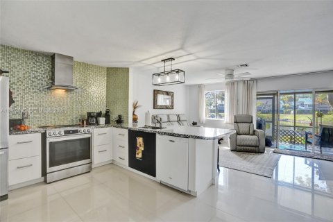 Touwnhouse à vendre à Deerfield Beach, Floride: 2 chambres, 132.76 m2 № 2080180 - photo 12