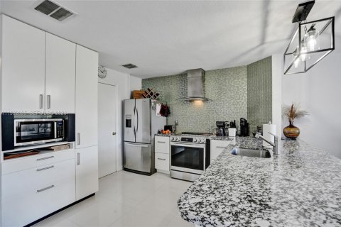 Touwnhouse à vendre à Deerfield Beach, Floride: 2 chambres, 132.76 m2 № 2080180 - photo 13