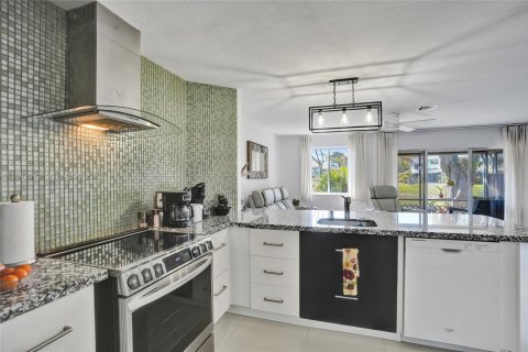 Touwnhouse à vendre à Deerfield Beach, Floride: 2 chambres, 132.76 m2 № 2080180 - photo 15