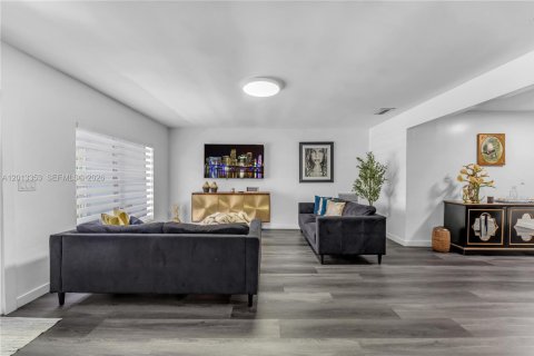 Villa ou maison à vendre à Miami, Floride: 7 chambres, 216.65 m2 № 2076019 - photo 5