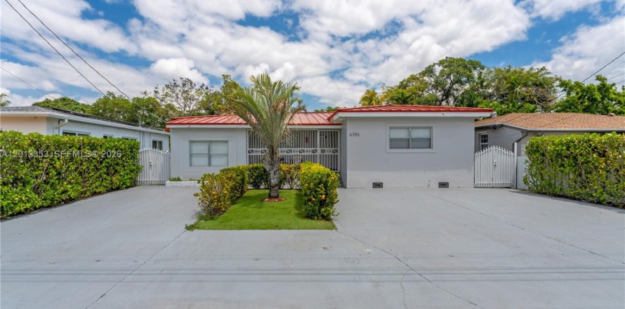 Villa ou maison à Miami, Floride 7 chambres, 216.65 m2 № 2076019