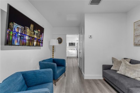 Villa ou maison à vendre à Miami, Floride: 7 chambres, 216.65 m2 № 2076019 - photo 28