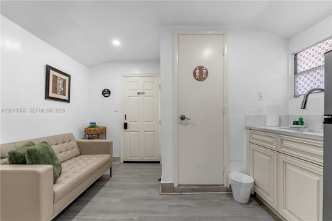 Villa ou maison à vendre à Miami, Floride: 7 chambres, 216.65 m2 № 2076019 - photo 23