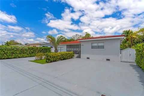 Villa ou maison à vendre à Miami, Floride: 7 chambres, 216.65 m2 № 2076019 - photo 3
