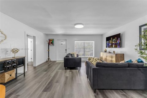 Villa ou maison à vendre à Miami, Floride: 7 chambres, 216.65 m2 № 2076019 - photo 6