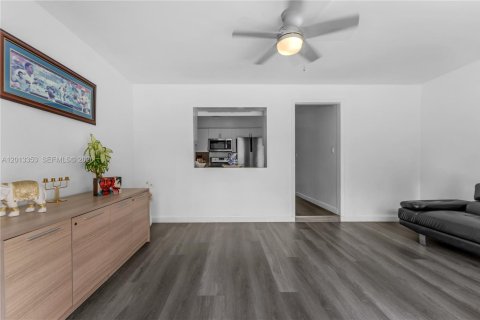 Villa ou maison à vendre à Miami, Floride: 7 chambres, 216.65 m2 № 2076019 - photo 13