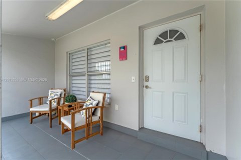 Villa ou maison à vendre à Miami, Floride: 7 chambres, 216.65 m2 № 2076019 - photo 4