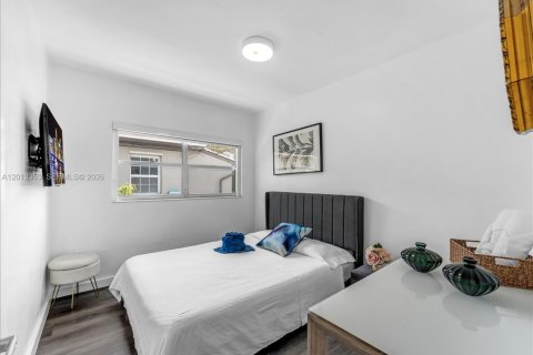 Villa ou maison à vendre à Miami, Floride: 7 chambres, 216.65 m2 № 2076019 - photo 17