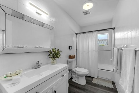 Villa ou maison à vendre à Miami, Floride: 7 chambres, 216.65 m2 № 2076019 - photo 16