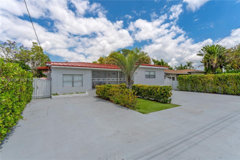 Villa ou maison à vendre à Miami, Floride: 7 chambres, 216.65 m2 № 2076019 - photo 2