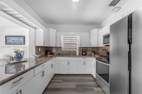 Villa ou maison à vendre à Miami, Floride: 7 chambres, 216.65 m2 № 2076019 - photo 9