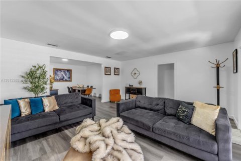 Villa ou maison à vendre à Miami, Floride: 7 chambres, 216.65 m2 № 2076019 - photo 8