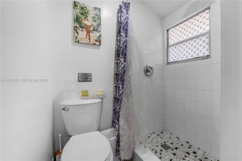 Villa ou maison à vendre à Miami, Floride: 7 chambres, 216.65 m2 № 2076019 - photo 25