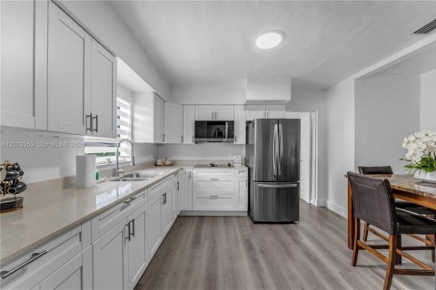Villa ou maison à vendre à Miami, Floride: 7 chambres, 216.65 m2 № 2076019 - photo 29