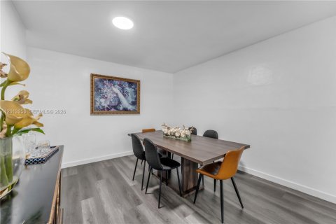Villa ou maison à vendre à Miami, Floride: 7 chambres, 216.65 m2 № 2076019 - photo 7