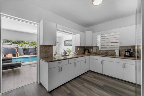 Villa ou maison à vendre à Miami, Floride: 7 chambres, 216.65 m2 № 2076019 - photo 10