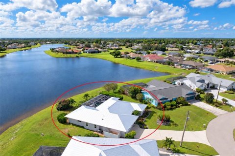 House in Punta Gorda, Florida 3 bedrooms, 183.3 sq.m. № 2421810 - photo 9