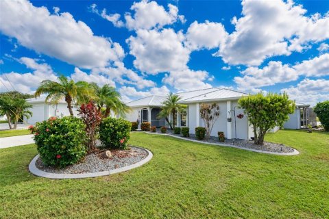 House in Punta Gorda, Florida 3 bedrooms, 183.3 sq.m. № 2421810 - photo 5