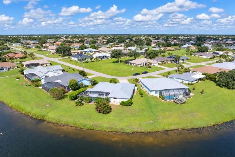 House in Punta Gorda, Florida 3 bedrooms, 183.3 sq.m. № 2421810 - photo 11