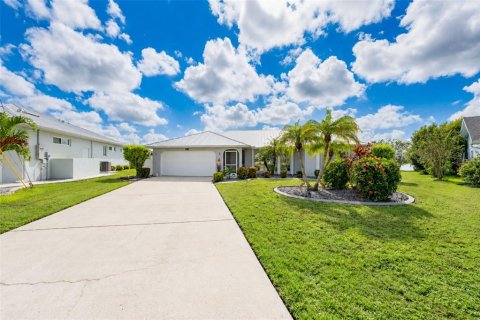 House in Punta Gorda, Florida 3 bedrooms, 183.3 sq.m. № 2421810 - photo 6