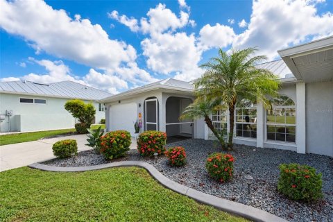 House in Punta Gorda, Florida 3 bedrooms, 183.3 sq.m. № 2421810 - photo 3