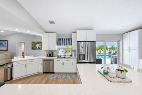 House in Punta Gorda, Florida 3 bedrooms, 183.3 sq.m. № 2421810 - photo 27
