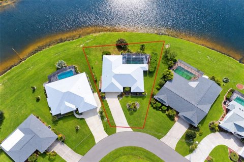 House in Punta Gorda, Florida 3 bedrooms, 183.3 sq.m. № 2421810 - photo 8