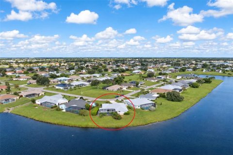 House in Punta Gorda, Florida 3 bedrooms, 183.3 sq.m. № 2421810 - photo 15