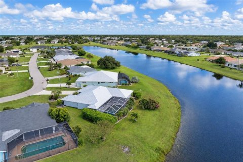 House in Punta Gorda, Florida 3 bedrooms, 183.3 sq.m. № 2421810 - photo 14