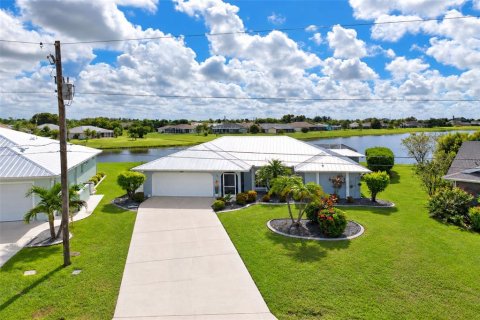 House in Punta Gorda, Florida 3 bedrooms, 183.3 sq.m. № 2421810 - photo 2
