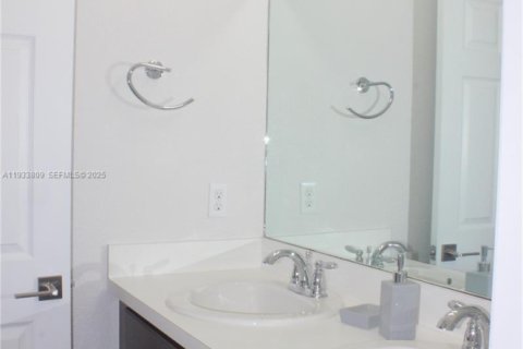 Adosado en alquiler en Lauderdale Lakes, Florida, 3 dormitorios, 136.57 m2 № 1992114 - foto 11
