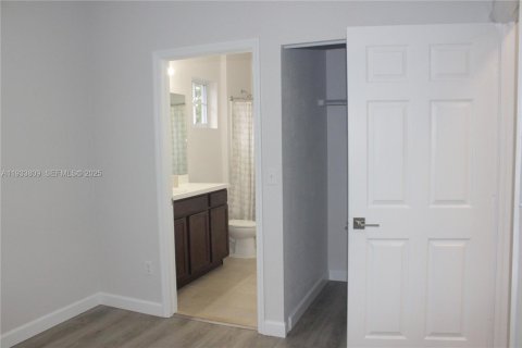 Adosado en alquiler en Lauderdale Lakes, Florida, 3 dormitorios, 136.57 m2 № 1992114 - foto 21