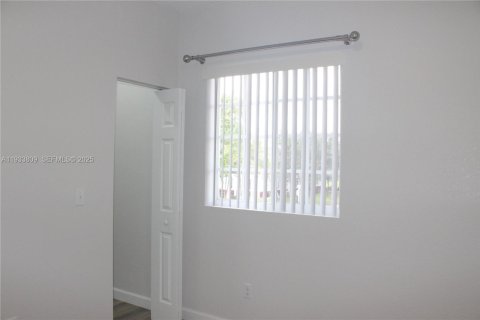 Adosado en alquiler en Lauderdale Lakes, Florida, 3 dormitorios, 136.57 m2 № 1992114 - foto 28