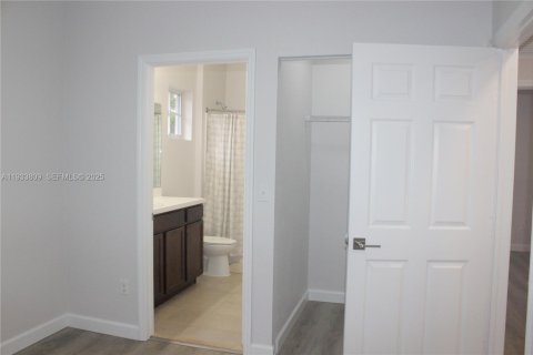 Adosado en alquiler en Lauderdale Lakes, Florida, 3 dormitorios, 136.57 m2 № 1992114 - foto 19