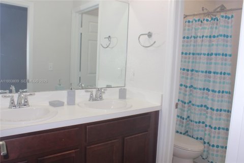 Adosado en alquiler en Lauderdale Lakes, Florida, 3 dormitorios, 136.57 m2 № 1992114 - foto 12