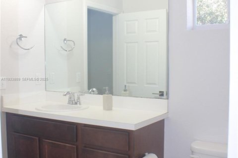 Adosado en alquiler en Lauderdale Lakes, Florida, 3 dormitorios, 136.57 m2 № 1992114 - foto 24