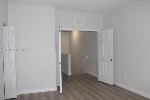 Adosado en alquiler en Lauderdale Lakes, Florida, 3 dormitorios, 136.57 m2 № 1992114 - foto 16