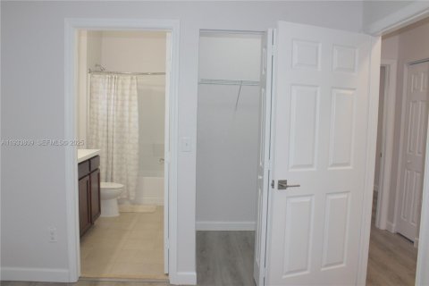 Adosado en alquiler en Lauderdale Lakes, Florida, 3 dormitorios, 136.57 m2 № 1992114 - foto 17