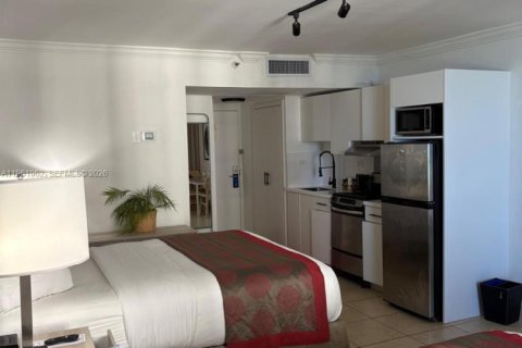 Studio in the Condo in Sunny Isles Beach, Florida  № 2080873