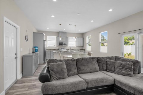 House in Tampa, Florida 4 bedrooms, 185.8 sq.m. № 2138367 - photo 11