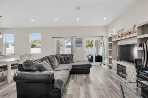 House in Tampa, Florida 4 bedrooms, 185.8 sq.m. № 2138367 - photo 10