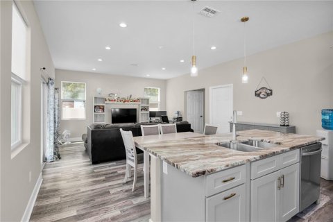 House in Tampa, Florida 4 bedrooms, 185.8 sq.m. № 2138367 - photo 6