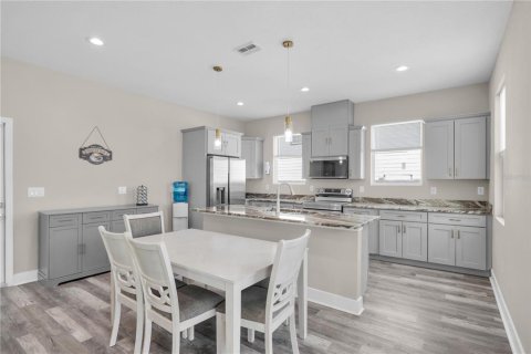 House in Tampa, Florida 4 bedrooms, 185.8 sq.m. № 2138367 - photo 9