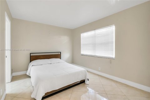Condo in Pembroke Pines, Florida, 2 bedrooms  № 1462377 - photo 15