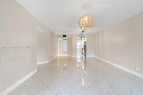 Condo in Pembroke Pines, Florida, 2 bedrooms  № 1462377 - photo 24