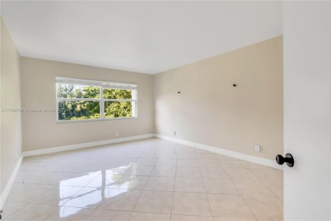 Condo in Pembroke Pines, Florida, 2 bedrooms  № 1462377 - photo 25