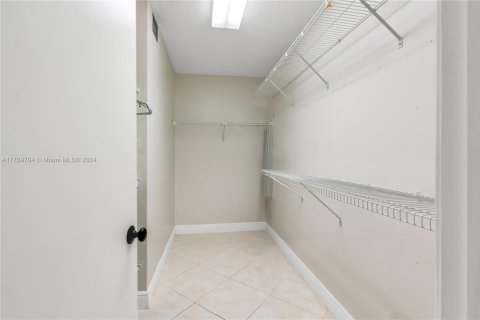Condo in Pembroke Pines, Florida, 2 bedrooms  № 1462377 - photo 17