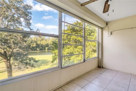Condo in Pembroke Pines, Florida, 2 bedrooms  № 1462377 - photo 23